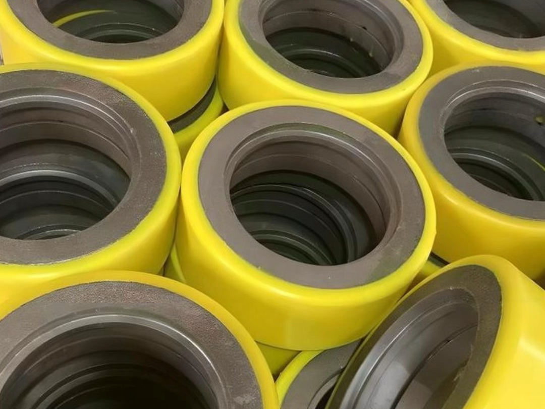 聚氨酯包膠輪在多個領(lǐng)域有廣泛應用,包括物流,工業(yè)制造,倉儲,礦山輸送